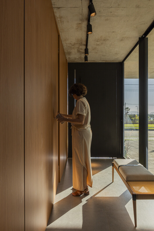 Casa RA / Fernandes Atem Arquitetos - Fotografía interior, Madera, Puerta, Vidrio