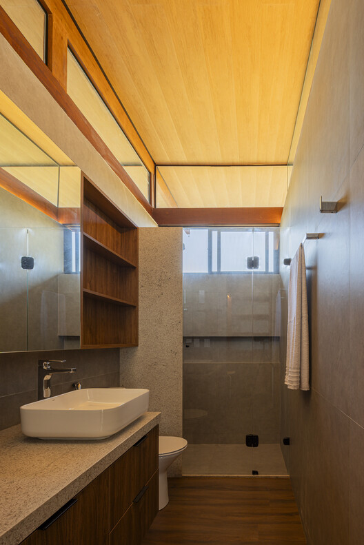 Casa RA / Fernandes Atem Arquitetos - Fotografía interior, Baño, Madera, Encimera, Iluminación, Tarjas, Vidrio