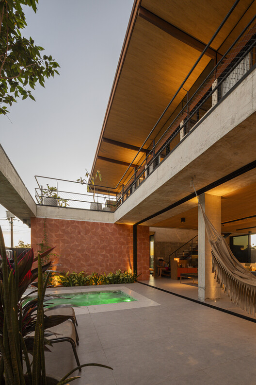 Casa RA / Fernandes Atem Arquitetos - Fotografía interior, Balcón, Patio interior, Fijación Vigas