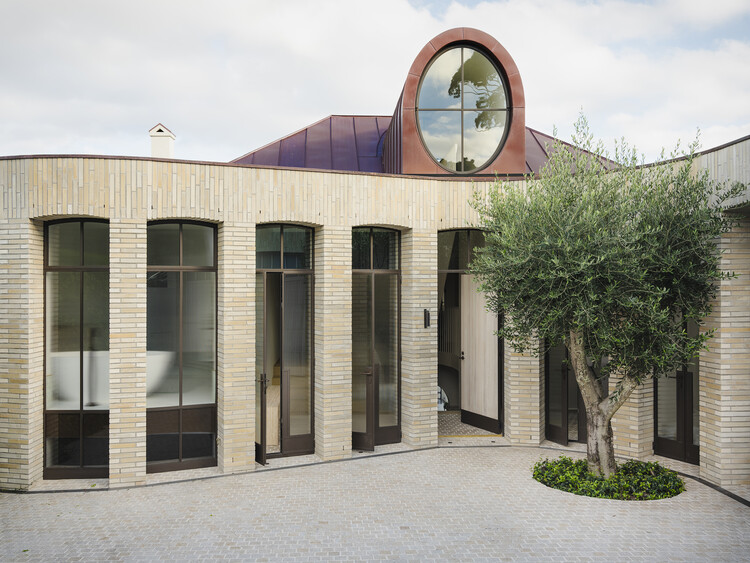 ReclaYm House / Luigi Rosselli Architects - Image 2 of 31