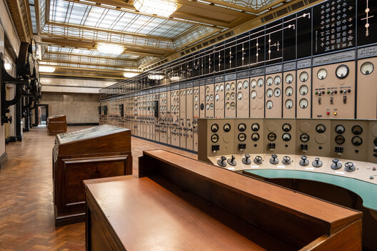 Battersea Power Station: The Architectural Rebirth of a Romantic Ruin - Image 1 of 5