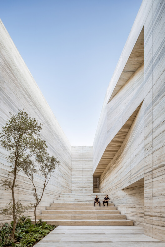 Guía esencial para integrar travertino en proyectos de arquitectura y diseño interior - Imagen Principal