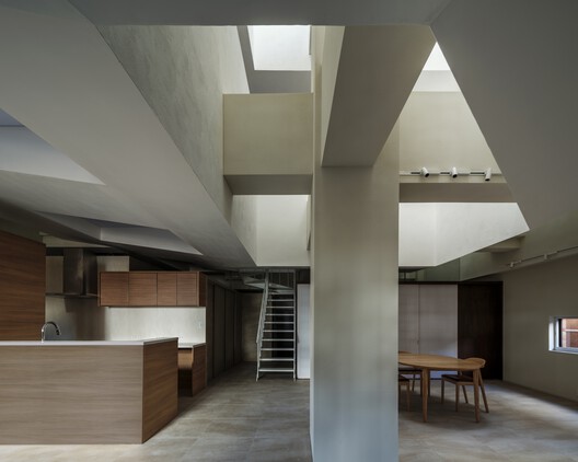 Floating Nest House / Yu Momoeda Architecture Office