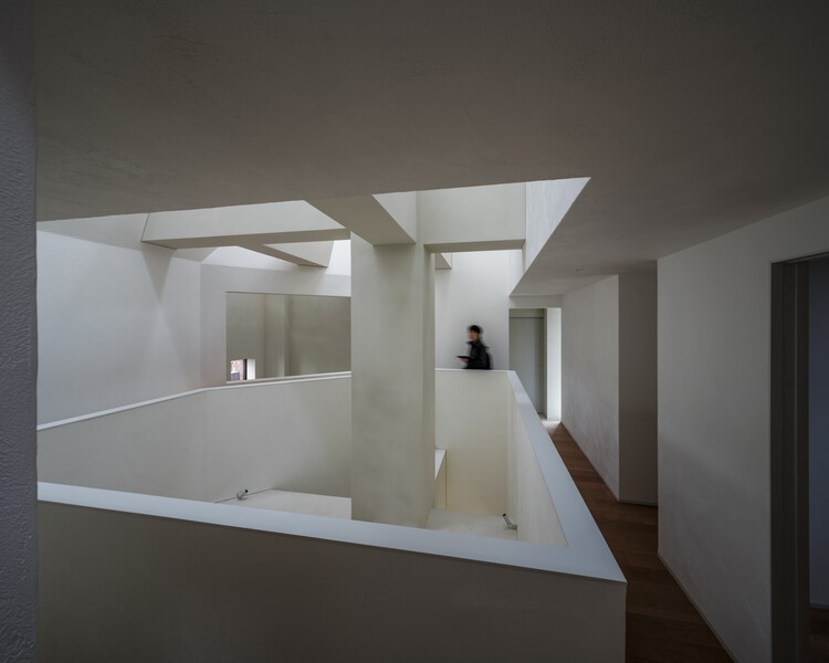 Casa Ninho Flutuante / YŪ Momoeda Architects - Imagem 5 de 23