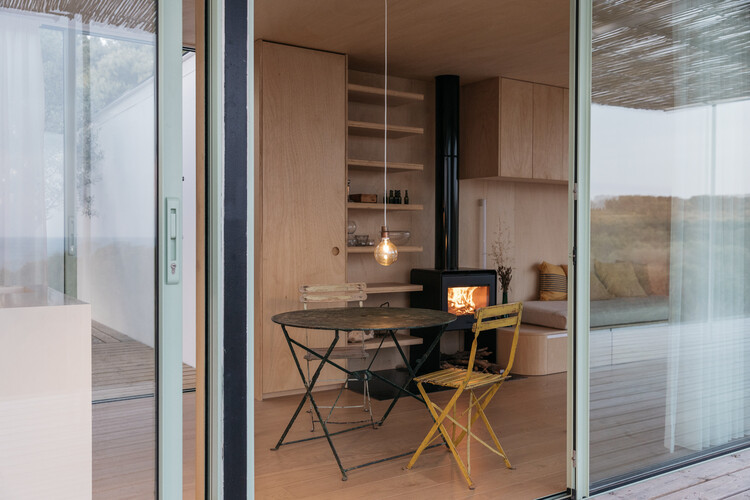 tini® Casa en Menorca / delavegacanolasso - Fotografía interior, Madera, Puerta, Sillas