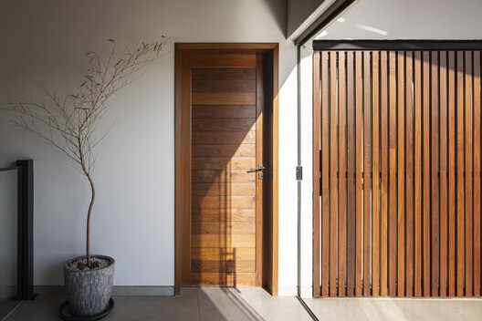 Residência VM / Lins Arquitetos Associados - Fotografia de Interiores, Madeira, Porta