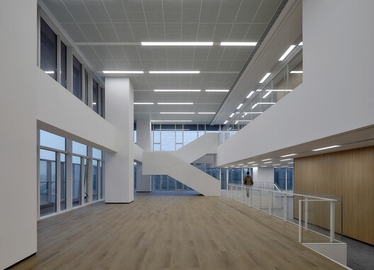 上海张江信息技术产业平台创芯天地 / 致正建筑工作室 - 室内图, 楼梯, 玻璃