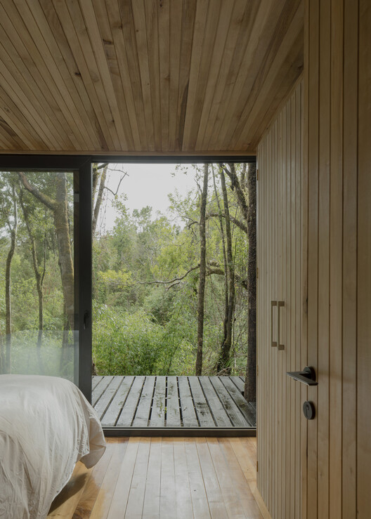 Refugio Calfuco / Tomás de Iruarrizaga - Interior Photography, Bedroom, Wood