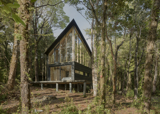 Refugio Calfuco / Tomás de Iruarrizaga - Exterior Photography, Wood, Forest