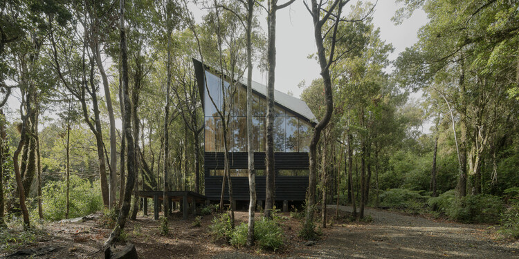 Cabana Calfuco / Tomás de Iruarrizaga - Fotografia de Exterior, Cabanas E Pousadas, Floresta