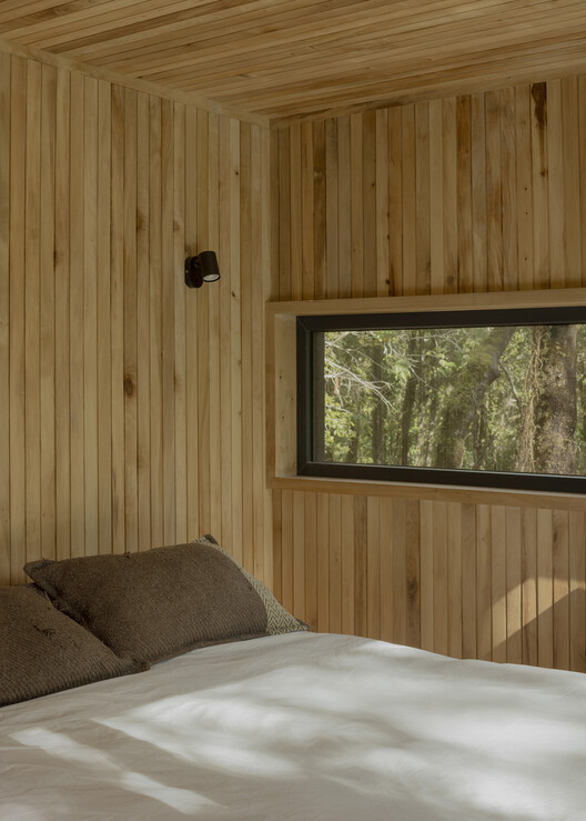 Refugio Calfuco / Tomás de Iruarrizaga - Interior Photography, Bedroom, Wood, Bed