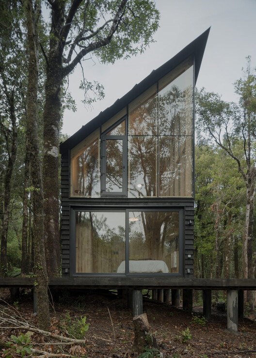 Refugio Calfuco / Tomás de Iruarrizaga - Exterior Photography, Wood