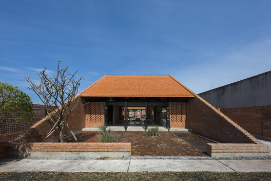 Tradition in Clay: Vietnam's Architectural Exploration with Traditional Tiles - Image 3 of 7