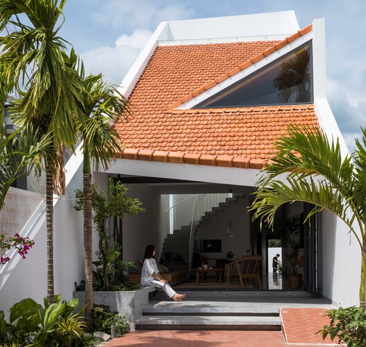 Tradition in Clay: Vietnam's Architectural Exploration with Traditional Tiles - Image 4 of 7