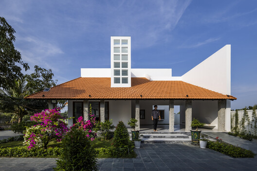 Tradition in Clay: Vietnam's Architectural Exploration with Traditional Tiles - Image 6 of 7