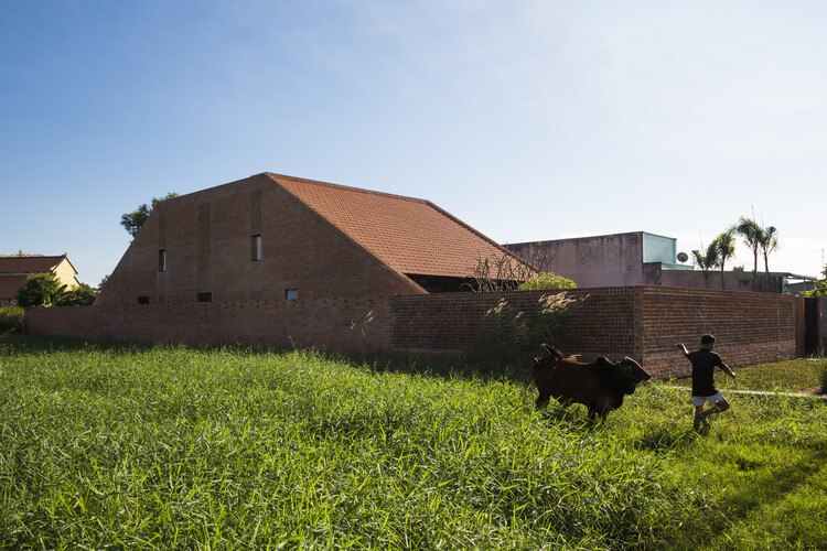Tradition in Clay: Vietnam's Architectural Exploration with Traditional Tiles - Image 1 of 7