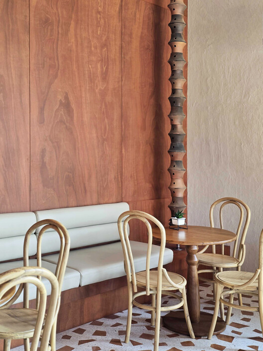 Terracotta Café / Studio Bewell - Fotografía interior, Sillas