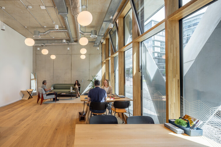 The Cradle 办公大楼 / HPP Architects - 室内图, 木头, 椅子, 桌子, 灯, 玻璃