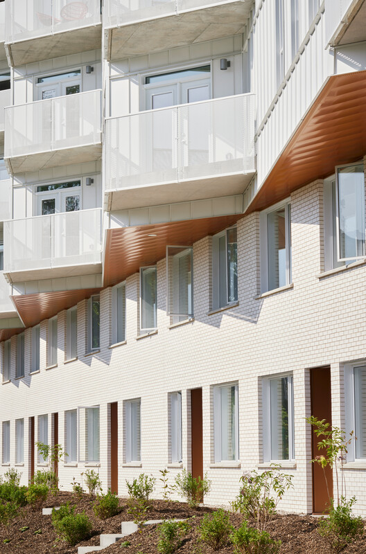 Intergenerational Housing Coop Milieu de l’Île / Pivot coopérative d'architecture - Interior Photography, Wood, Balcony