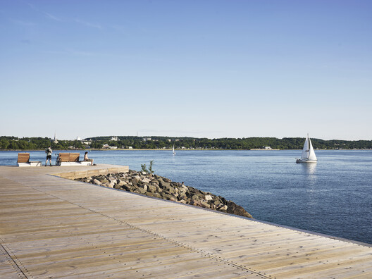 Promenade Samuel-De Champlain / Daoust Lestage Lizotte Stecker - Exterior Photography, Wood, Waterfront, Coast, Deck