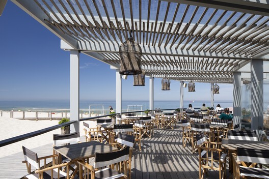 Sétimo Ano de Praia Beach Support Facility / Lousinha Arquitectos - Fotografia de Exterior, Madeira, Cadeira, Mesa, Terraço, Costa