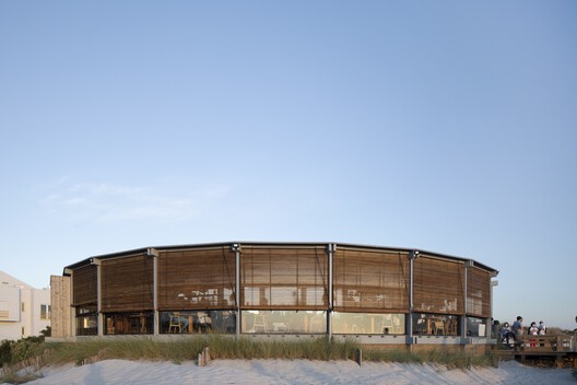 Sétimo Ano de Praia Beach Support Facility / Lousinha Arquitectos - Imagem 2 de 20