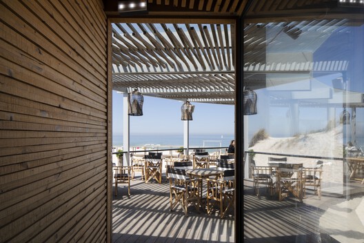 Sétimo Ano de Praia Beach Support Facility / Lousinha Arquitectos - Fotografia de Interiores, Madeira, Mesa, Cadeira, Terraço, Balcão