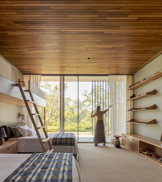 Casa GAK / Bernardes Arquitetura - Fotografía interior, Camas, Madera, Dormitorio, Iluminación, Sillas