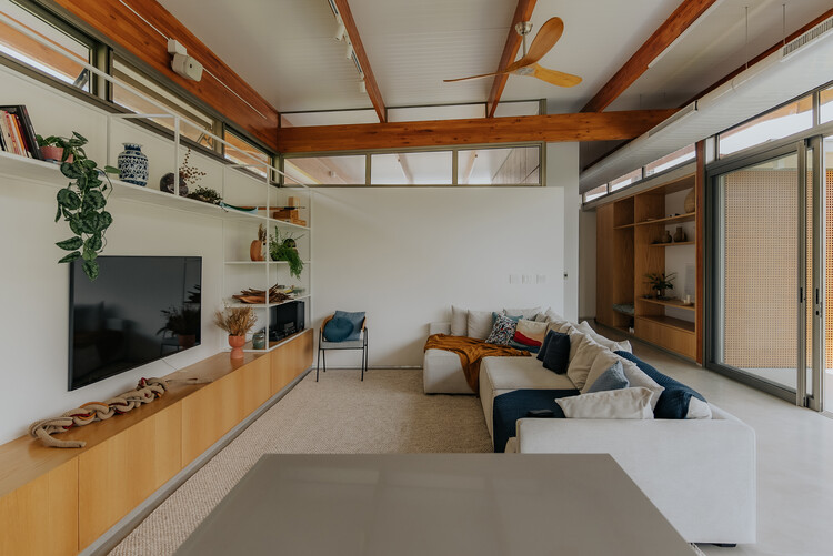 Casa TM / Horizontal Arquitetura e Design - Fotografía interior, Madera, Iluminación, Estanterías, Fijación Vigas, Sillas