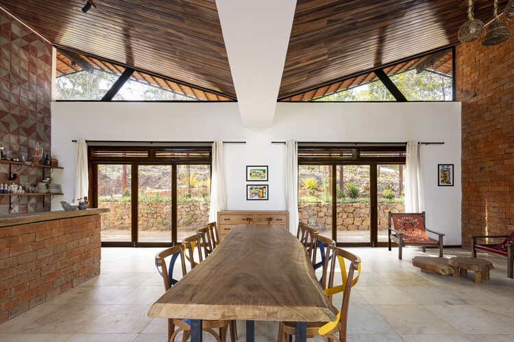 Casa Arajara / Lins Arquitetos Associados - Fotografia de Interiores, Sala de Jantar, Madeira, Mesa, Cadeira, Viga, Porta