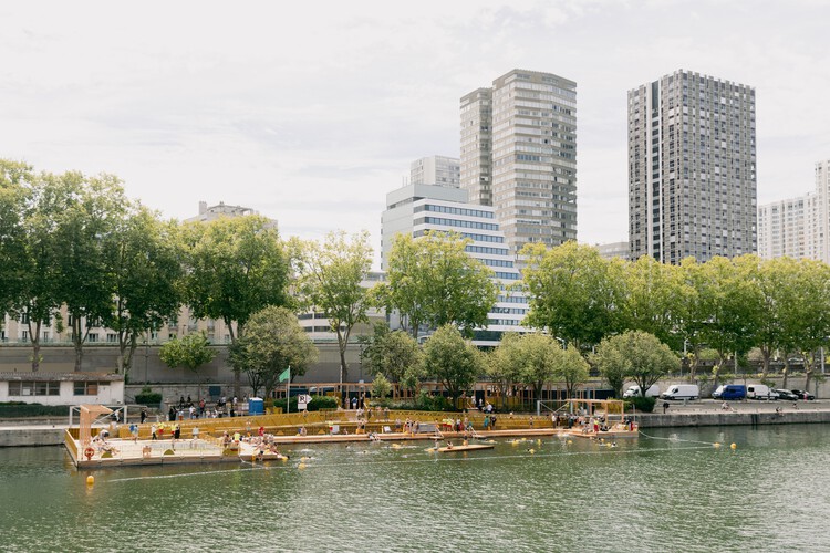 Espaço de Natação no Rio Sena / Mater Studio - Fotografia de Exterior, Edificios Públicos