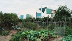 Casa con una Cubierta Invertida / fala