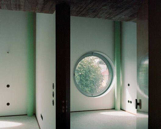 Casa com uma Cobertura Invertida / fala - Imagem 5 de 20