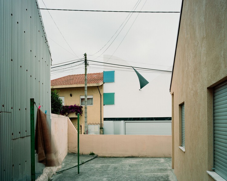 葡萄牙怪诞美住宅：斜顶彩墙+破碎感结构，混凝土柱贯穿奇幻空间 - 图片 7