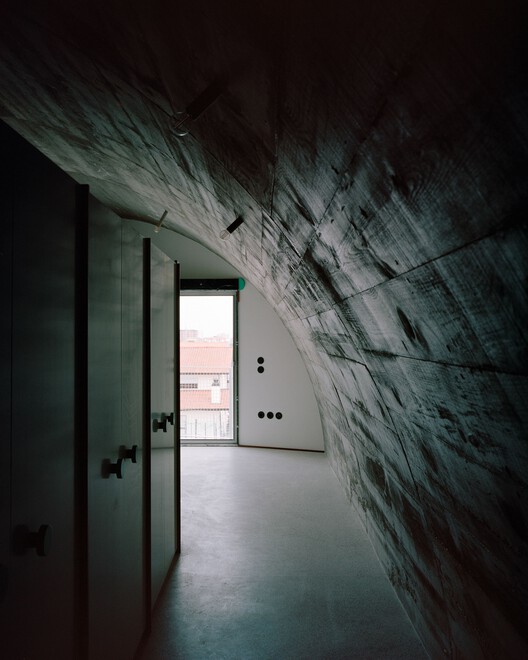 Casa com uma Cobertura Invertida / fala - Imagem 3 de 20