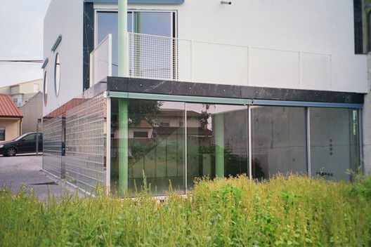 Casa com uma Cobertura Invertida / fala - Fotografia de Exterior, Vidro, Balcão, Concreto