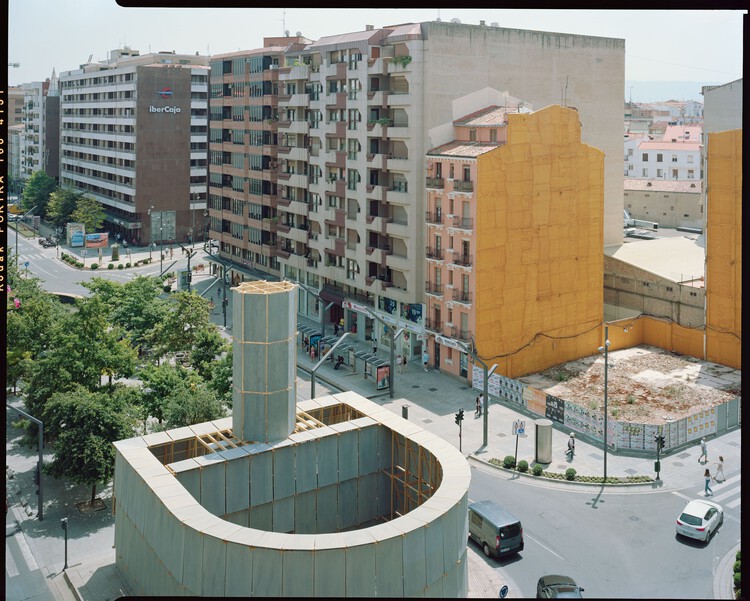 "临时建筑再生城市闲置空间：西班牙'环城浴场'探索汽车城公共领域新形态"

（解析：核心关键词"临时建筑""城市闲置空间""公共领域新形态"精准提炼项目本质，"再生"呼应19世纪公共卫生运动精神与材料二次利用的可持续理念，"探索"体现对汽车城市公共空间可能性的学术价值，符合建筑行业专业表述习惯，同时"环城浴场"保留项目记忆点，整体结构遵循"创新模式+地域案例 - 图片 2