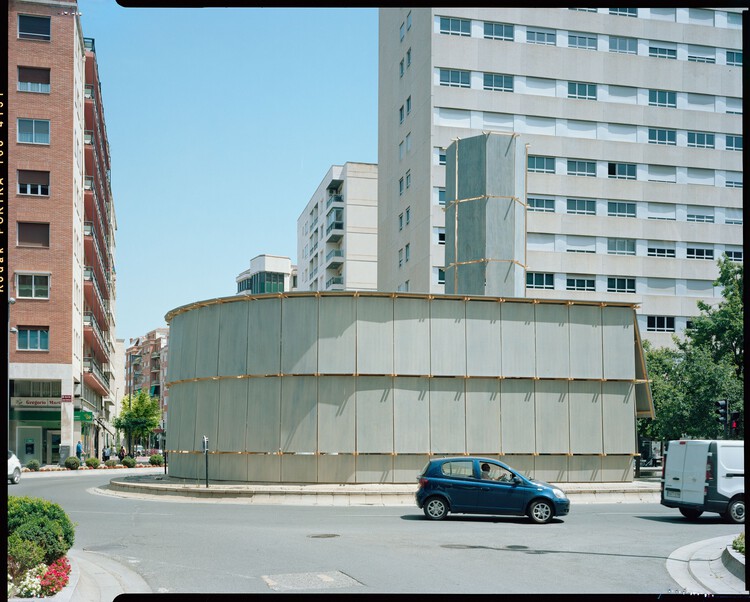 "临时建筑再生城市闲置空间：西班牙'环城浴场'探索汽车城公共领域新形态"

（解析：核心关键词"临时建筑""城市闲置空间""公共领域新形态"精准提炼项目本质，"再生"呼应19世纪公共卫生运动精神与材料二次利用的可持续理念，"探索"体现对汽车城市公共空间可能性的学术价值，符合建筑行业专业表述习惯，同时"环城浴场"保留项目记忆点，整体结构遵循"创新模式+地域案例 - 图片 9