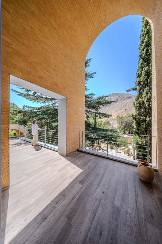A House Looking to A Cedrus Tree / Cedrus Studio - Exterior Photography