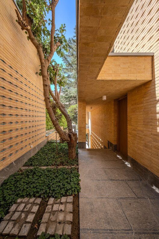 A House Looking to A Cedrus Tree / Cedrus Studio - Interior Photography, Wood