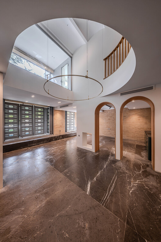 A House Looking to A Cedrus Tree / Cedrus Studio - Interior Photography, Lighting, Glass