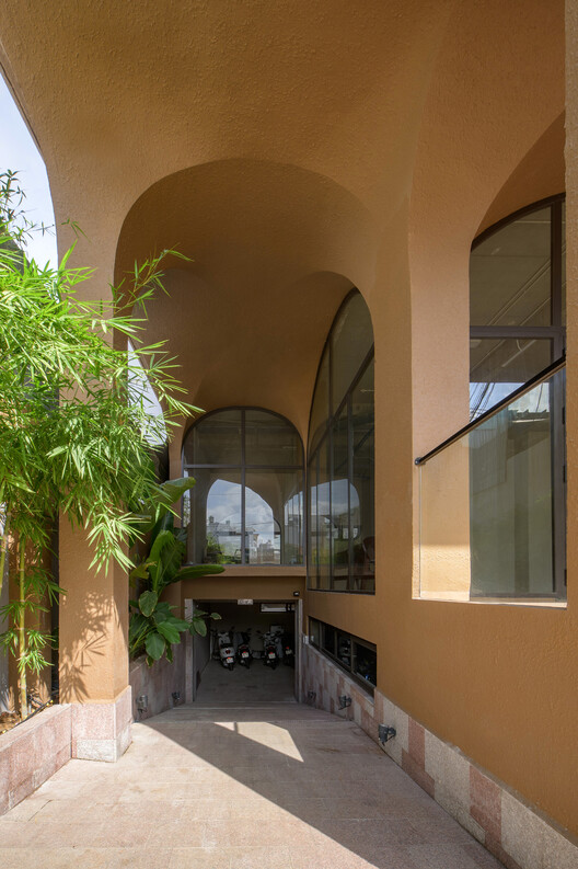 La Residencia en la Junglae / ROOM+ Design & Build - Fotografía interior, Arco, Vidrio, Arcada, Pilares