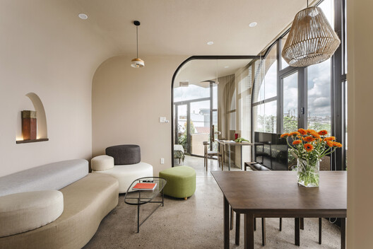 La Residencia en la Junglae / ROOM+ Design & Build - Fotografía interior, Comedor, Iluminación, Sillas