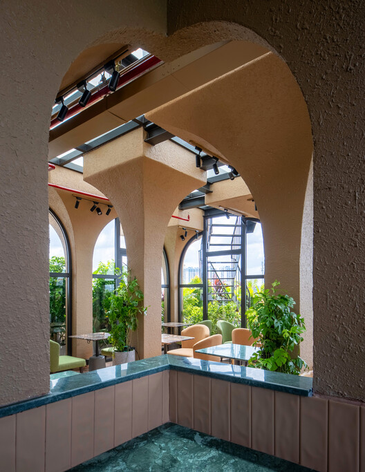 La Residencia en la Junglae / ROOM+ Design & Build - Fotografía interior, Arco, Sillas, Vidrio, Arcada, Patio