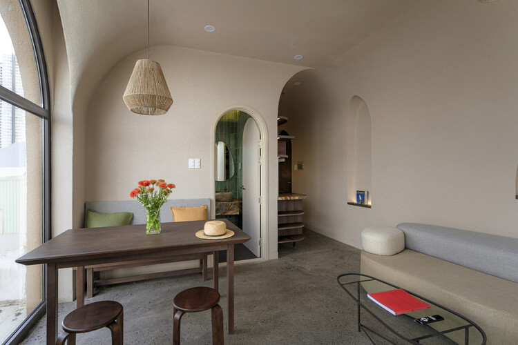 La Residencia en la Junglae / ROOM+ Design & Build - Fotografía interior, Madera, Iluminación, Arco, Sillas