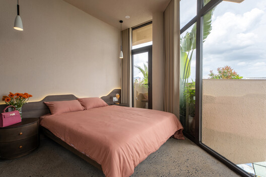 La Residencia en la Junglae / ROOM+ Design & Build - Fotografía interior, Dormitorio, Madera, Camas, Iluminación, Sillas
