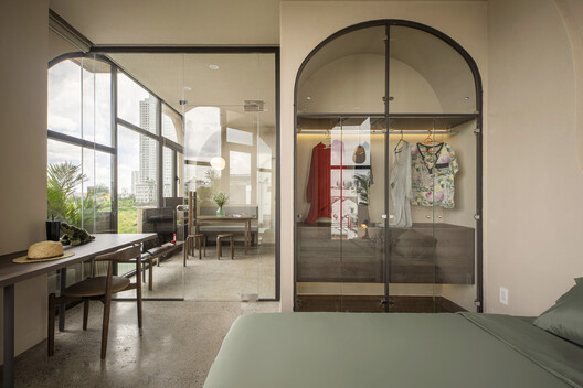 La Residencia en la Junglae / ROOM+ Design & Build - Fotografía interior, Iluminación, Puerta, Vidrio, Sillas