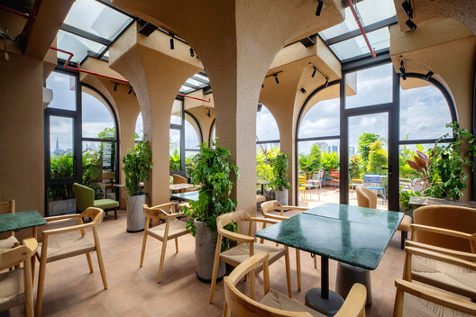 La Residencia en la Junglae / ROOM+ Design & Build - Fotografía interior, Comedor, Sillas, Mesas, Arco, Arcada, Patio