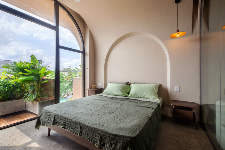 La Residencia en la Junglae / ROOM+ Design & Build - Fotografía interior, Dormitorio, Camas, Sillas