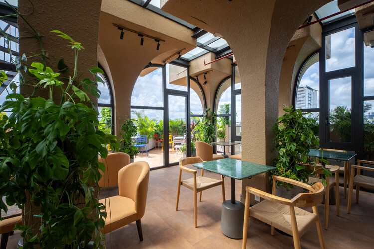 La Residencia en la Junglae / ROOM+ Design & Build - Fotografía interior, Sillas, Vidrio, Arcada